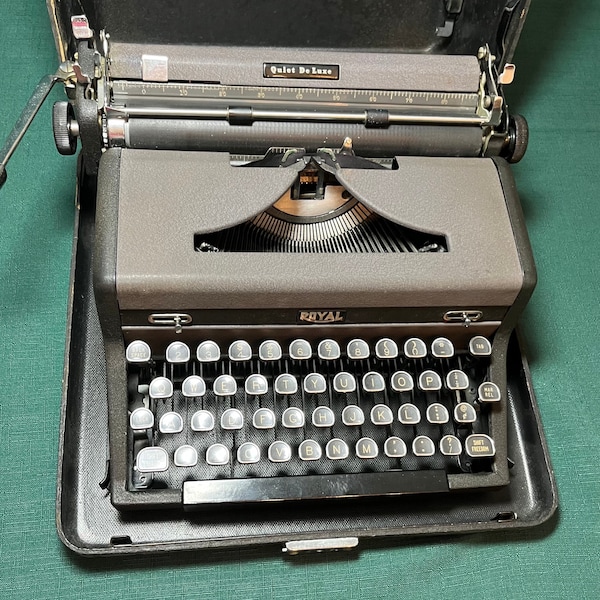 Vintage Royal Quiet Deluxe Typewriter - First Generation 1948 - Manual typewriter - Tested - (invETs02)