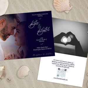 Könnte beinhalten: Hochzeitseinladung mit einem Foto eines Paares, das sich in die Augen schaut. Die Einladung ist für die Hochzeit von Kyle und Krystal am 4. September um 16:00 Uhr im Valley Beach Club in Huntington Beach, CA 90742. Die Einladung enthält einen QR-Code für weitere Informationen.