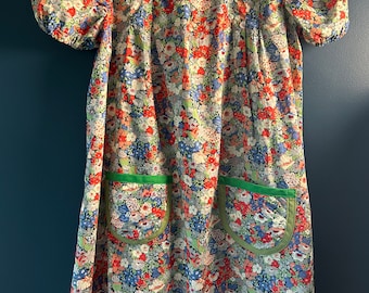 Robe fille en linon en coton à imprimé Liberty avec col claudine et poches. 8/9 ans