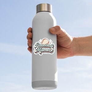 Pode incluir: Uma garrafa de &aacute;gua branca com um adesivo de beisebol de estilo retro que diz "Baseball Mama" com um gr&aacute;fico de beisebol.