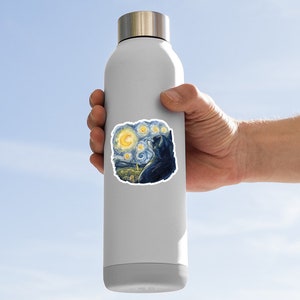 K&ouml;nnte beinhalten: Eine wei&szlig;e Wasserflasche mit einem Aufkleber eines schwarzen Katers, der zu einem sternenklaren Nachthimmel aufblickt. Der Aufkleber ist eine Nachbildung des ber&uuml;hmten Gem&auml;ldes "Sternennacht" von Vincent van Gogh.