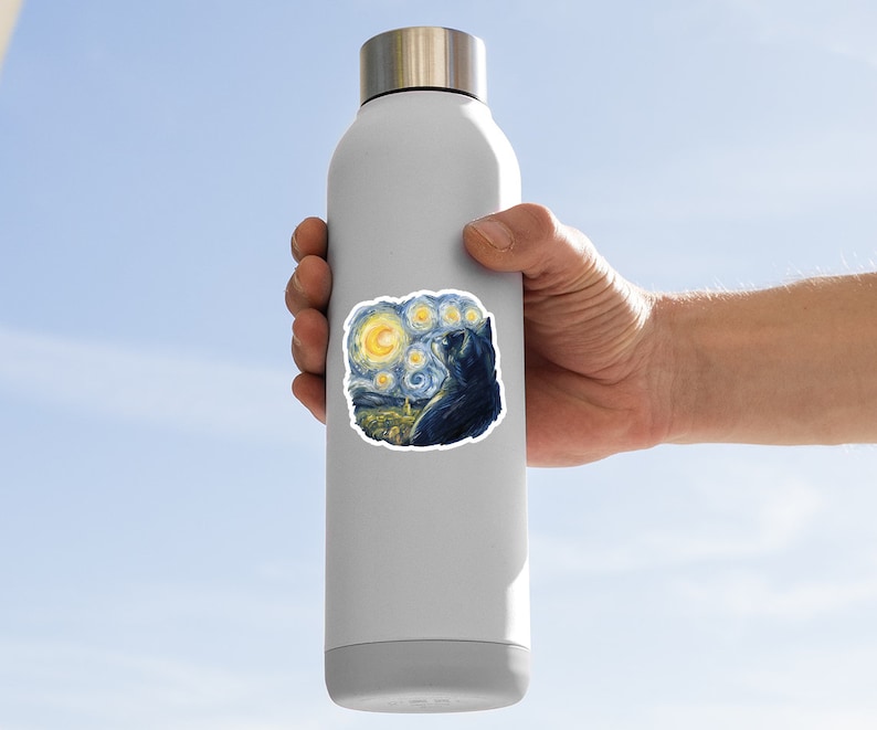 K&ouml;nnte beinhalten: Eine wei&szlig;e Wasserflasche mit einem Aufkleber eines schwarzen Katers, der zu einem sternenklaren Nachthimmel aufblickt. Der Aufkleber ist eine Nachbildung des ber&uuml;hmten Gem&auml;ldes "Sternennacht" von Vincent van Gogh.