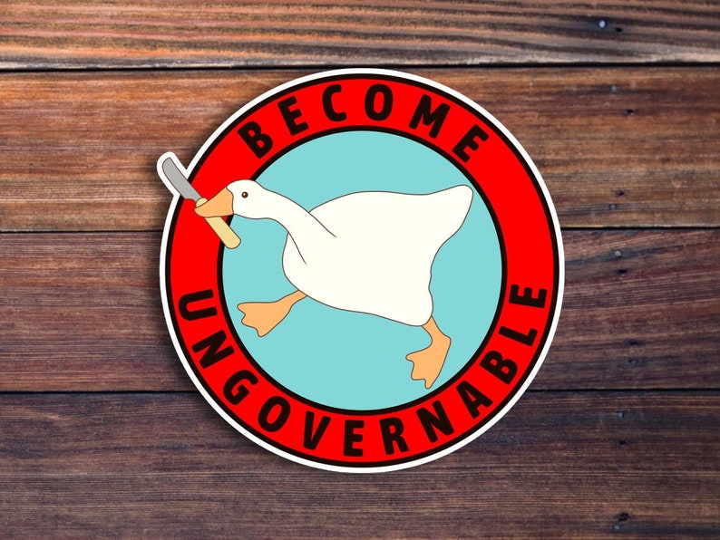 Peut inclure: Un autocollant circulaire rouge et blanc avec le texte "Become Ungovernable" et une image de dessin anim&eacute; d'une oie blanche tenant un couteau &agrave; beurre.