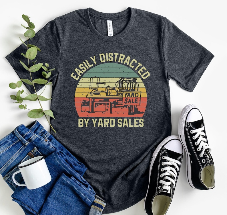 Chemise de vente par yard facilement distraite - Vide-greniers, objets d'occasion anciens, cadeau pour amateur de vide-greniers, chemise d'occasion, vide-grenier, chemise d'occasion image 1