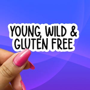 以下が含まれることがあります： 「Young, Wild & Gluten Free」と黒文字で書かれた白いステッカーです。