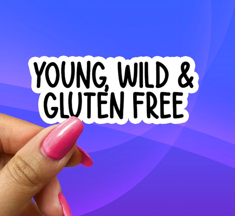 以下が含まれることがあります： 「Young, Wild & Gluten Free」と黒文字で書かれた白いステッカーです。