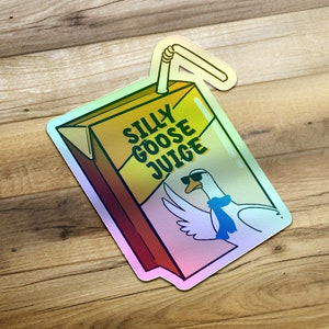 Puede incluir: Una pegatina hologr&aacute;fica de un ganso de dibujos animados con gafas de sol y una bufanda azul, con el texto "Silly Goose Juice" en una caja de jugo amarilla y marr&oacute;n.
