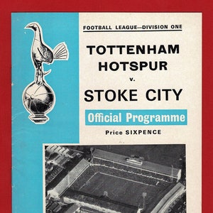 Pode incluir: Um programa vintage para um jogo de futebol entre Tottenham Hotspur e Stoke City. O programa apresenta uma vista aérea em preto e branco de um estádio com uma multidão de pessoas. A capa do programa é azul e branca com o logotipo do Tottenham Hotspur e o texto "Tottenham Hotspur v. Stoke City Official Programme Price Sixpence". O programa é da temporada 1968-69, volume 61, número 24. A data do jogo é sábado, 2 de novembro de 1968, com início às 15:00.