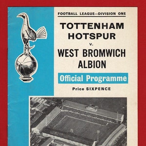 Pode incluir: Um programa em preto e branco para um jogo de futebol entre Tottenham Hotspur e West Bromwich Albion. O programa é datado de quarta-feira, 21 de agosto de 1968, e o início do jogo é às 19h30. O programa apresenta uma foto do estádio e o brasão do Tottenham Hotspur.