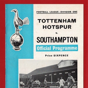 Pode incluir: Um programa de futebol azul e branco para um jogo entre Tottenham Hotspur e Southampton. O programa apresenta uma imagem em preto e branco de um galo, a mascote do Tottenham Hotspur, e uma foto em preto e branco de um jogo de futebol. O programa é datado de terça-feira, 22 de abril de 1969.