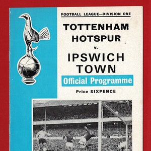Pode incluir: Uma fotografia a preto e branco de um jogo de futebol entre o Tottenham Hotspur e o Ipswich Town. O jogo está a ser disputado em White Hart Lane, o estádio do Tottenham Hotspur. A fotografia mostra um jogador do Ipswich Town a tentar marcar um golo. O jogo faz parte da temporada 1968-69 da Football League Division One. O jogo teve lugar na terça-feira, 18 de março de 1969, às 19h30.