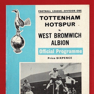 Pode incluir: Programa de futebol vintage do Tottenham Hotspur contra o West Bromwich Albion de 1969. A capa azul e branca apresenta o logotipo da equipa e uma foto a preto e branco de um jogo em andamento.