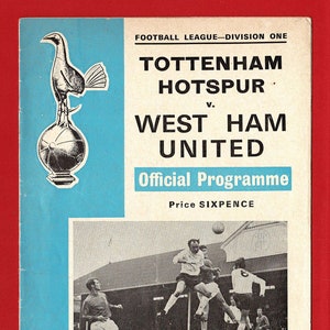 Pode incluir: Uma fotografia a preto e branco de um jogo de futebol entre o Tottenham Hotspur e o West Ham United. O jogo foi disputado no sábado, 20 de dezembro de 1969. A capa do programa apresenta o brasão do Tottenham Hotspur, um galo com uma bola de futebol.