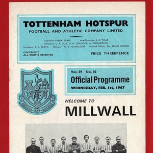 Pode incluir: Fotografia a preto e branco de uma equipa de futebol, o Millwall Football Club, a posar para uma fotografia de equipa. A equipa está a usar camisolas de riscas brancas e vermelhas. A fotografia é do jogo Tottenham Hotspur contra o Millwall F.C. de 1967.