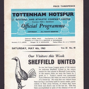 Pode incluir: Uma ilustração a preto e branco de um galo em pé sobre um globo. O texto "Our Visitors this Week SHEFFIELD UNITED" está impresso a preto no topo da página. O texto "SATURDAY, MAY 4th, 1963 Vol. 55 No. 48" está impresso a preto na parte inferior da página.