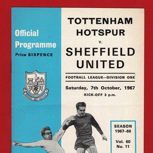 Pode incluir: Uma fotografia a preto e branco de um jogo de futebol entre o Tottenham Hotspur e o Sheffield United. O jogo aconteceu em 7 de outubro de 1967. O programa oficial do jogo é mostrado no fundo.