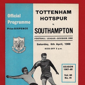 Pode incluir: Um programa vintage para um jogo de futebol entre Tottenham Hotspur e Southampton. A capa do programa apresenta uma foto em preto e branco de dois jogadores em ação, com o texto "Official Programme" e "Price SIXPENCE" no topo. O programa é datado de sábado, 6 de abril de 1968.