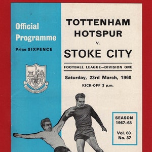Pode incluir: Um programa vintage para um jogo de futebol entre Tottenham Hotspur e Stoke City. O programa apresenta uma foto de dois jogadores em ação, um com uma camisa branca e o outro com uma camisa vermelha. O programa é datado de sábado, 23 de março de 1968 e inclui o texto "Temporada 1967-68, Vol. 60, No. 37".