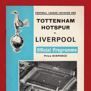 Pode incluir: Uma fotografia aérea a preto e branco de um estádio de futebol. A imagem é de um jogo entre Tottenham Hotspur e Liverpool. O texto no programa diz "Tottenham Hotspur v. Liverpool, Programa oficial, Preço Sixpence, Temporada 1968-69, Vol. 61 No. 19, Sábado, 19 de outubro de 1968, Início 15:00."