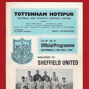 Pode incluir: Uma fotografia a preto e branco de uma equipa de futebol, o Sheffield United F.C., que veste camisolas com riscas brancas e pretas. A equipa está sentada num banco com as pernas cruzadas. A fotografia é de um programa oficial de 1967 para um jogo de futebol do Tottenham Hotspur.