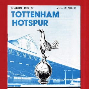 以下が含まれることがあります： トッテナム・ホットスパー対アストン・ヴィラのサッカーの試合のヴィンテージプログラム。プログラムには、トッテナム・ホットスパーのスタジアムの青と白の画像と、サッカーボールの上に立っているチームのマスコットである雄鶏が描かれています。プログラムのテキストには、「シーズン1976-77」、「トッテナム・ホットスパー」、「アストン・ヴィラ」、「フットボールリーグ、ディビジョンワン」、「1977年4月30日土曜日」、「キックオフ午後3時」、「公式プログラム」、「価格10p」と記載されています。