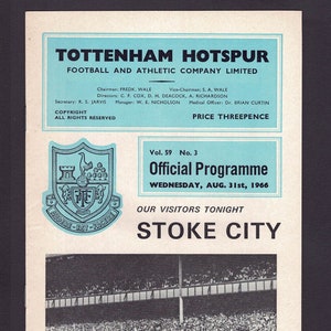 Pode incluir: Uma fotografia a preto e branco de um jogo de futebol. A foto mostra um jogador a chutar a bola enquanto outro jogador tenta bloqueá-lo. A foto é de um jogo entre Tottenham Hotspur e Stoke City em 31 de agosto de 1966.