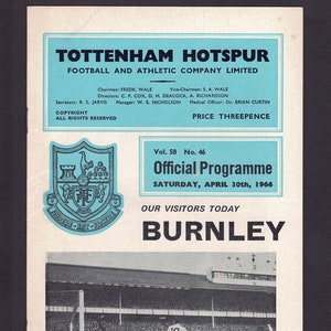 Pode incluir: Capa do programa oficial de um jogo de futebol do Tottenham Hotspur contra o Burnley, datada de 30 de abril de 1966. A capa apresenta informações da equipa, um brasão do clube e uma foto a preto e branco de um golo.