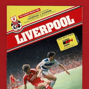 Op de afbeelding: Een vintage programma voor een voetbalwedstrijd tussen Liverpool en Everton. Het programma toont het logo van het team en de datum van de wedstrijd, zondag 1 november 1987. Het programma toont ook de sponsors van de wedstrijd, Crown Paints en Scottish Farm.