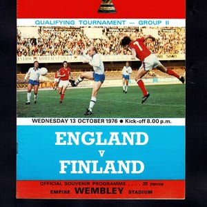 1976 ENGLAND vs FINNLAND Fußball Programm & Spiel Karte ! - Original Oktober 1976 F.I.F.A. WM-Qualifikation - Fußball Fan Geschenk (XO01)