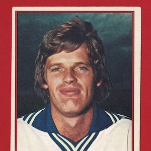 GORDON McQUEEN - ORIGINAL 1977 Footballer Gum Card - Leeds United Football Club - Topps Gum Football Card - Regalo de aficionado al fútbol (RI05)