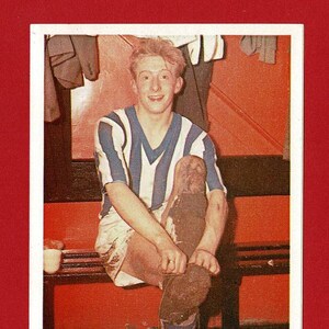 DENIS LAW - Scheda adesiva CALCIO vintage degli anni '80 - Manchester United Football Club - Foglia di pasticceria - Regalo per tifosi di calcio (SM26)