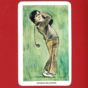 Pode incluir: Cartão colecionável vintage com uma ilustração em aquarela de Severiano Ballesteros em um swing de golfe. O cartão tem uma borda branca e um fundo verde. O golfista está vestindo roupas marrons.
