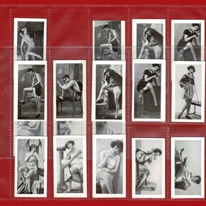 CARELESS MOMENTS! ヴィンテージ リスク カード - 1922 年 匿名トレード発行 - ランジェリー / 下着姿でポーズをとる美女 - オリジナル カード (WG01)