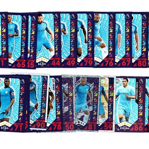 MANCHESTER CITY F.C. - 25x carte collezionabili originali di calcio, incluse carte e foil in edizione limitata - Carte da calcio della Premier League - Topps (SD01)