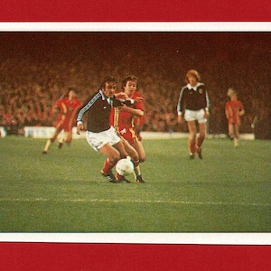 LOU MACARI - carte à autocollants FOOTBALL vintage des années 1980 - Club de football de Manchester United - Confiserie en feuilles - Cadeau pour les fans de football (SM26)