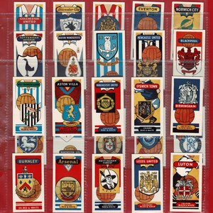CLUB E DISTINTIVI DI CALCIO DEGLI ANNI '60 - Set di carte collezionabili - Squadre di calcio britanniche - Condizioni eccellenti - Set di calcio originale (OS01)