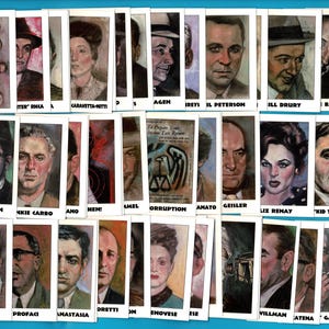 Può includere: Una collezione di carte collezionabili rettangolari con ritratti dipinti a mano di varie persone e scene. Ogni carta include un nome o un titolo stampato in basso, come The Kefauver Committee, Mickey Cohen e Liz Renay.