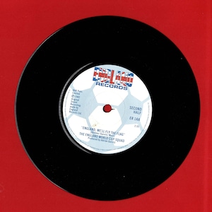 7" Vinil ENGLAND FOOTBALL SQUAD Música Oficial da Copa do Mundo - Disco de 45 R.P.M. - 'This Time We'll Get It Right' / 'Fly The Flag' (OS01)