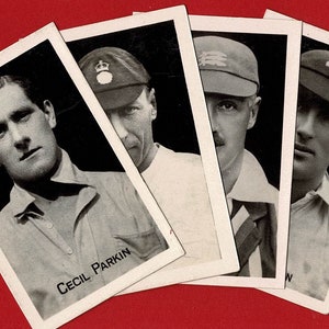 CARTE DA GIOCO DEI CRICKETERS DEL 1923 - Carte da gioco fotografiche originali degli anni '20 - Edizione della pubblicazione 'Chums' - Fotografie di cricket (RQ02)
