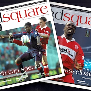 Könnte beinhalten: Zwei Magazin-Cover für den Middlesbrough Football Club. Das linke Cover zeigt ein Foto eines Fußballspielers in einem schwarz-weißen Trikot, der den Ball tritt. Das rechte Cover zeigt ein Foto eines Fußballspielers in einem rot-weißen Trikot. Beide Cover zeigen den Text "redsquare" in rot und weiß.