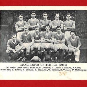 May include: Black and white photo of a soccer team, Manchester United F.C., from the 1958-59 season. The team is standing in two rows, with the players in the back row wearing jerseys with numbers on the front and the players in the front row wearing jerseys with numbers on the back. The team is standing on a field with a crowd of people in the background.