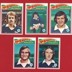 5 x CALCIATORI IPSWICH TOWN - Carte originali Football Gum del 1978 - Ipswich Football Club - Topps Gum Football Cards - Regalo per tifosi di calcio (RI05)