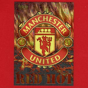Edizione limitata MANCHESTER UNITED F.C. EMBLEMA - Carta da collezione originale del 1998 - Carta laminata 'Red Hot' - Futera - Regalo di calcio (OS01)