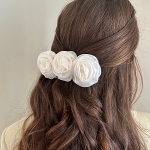 ローズフラワーヘアクリップ、ヴィンテージローズヘアクロークリップ、白とピンクの布製フラワーヘアピン、花嫁介添人用ヘアアクセサリー