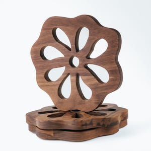 salvamanteles de madera con diseño floral / salvamanteles de madera para platos calientes / posavasos redondo / decoración de cocina / regalo de cocina para ella / posavasos de nogal negro
