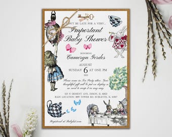 Pode incluir: Um convite para um chá de bebê com tema de Alice no País das Maravilhas, com fundo branco e borda marrom. O convite apresenta ilustrações de Alice, o Chapeleiro Maluco, a Rainha de Copas e um coelho branco. O texto diz "Não se atrase para um... Chá de Bebê importante em homenagem a Cameryn Gerdes em 6 de agosto de 2023 às 13h00".