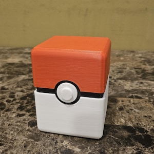 Caja de baraja de Poké Ball impresa en 3D: capacidad para 60 cartas Pokémon / Colores personalizados / Caja para guardar cartas de TCG / Regalo Pokémon para coleccionistas y jugadores