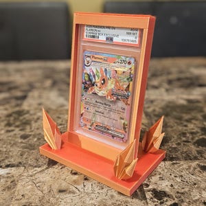 Minimalistische displaystandaard voor PSA-kaarten met kristallen basis – PLA plastic houder voor Pokémon, sportkaarten, Yugioh, Lorcana