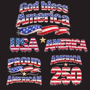 Op de afbeelding: Een zwarte achtergrond met patriottische tekst en afbeeldingen in rood, wit en blauw. De zinnen "God bless America", "USA America", "Proud American" en "America 250" worden weergegeven in een gestileerd lettertype, met een gouden ster en lint.