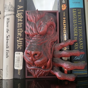 Werewolf Peeking Book Nook - Wolf Decor - Halloween Decors - Tabletop Fantasy Book Shelf - Book Lovers Gift - Horror Bookend